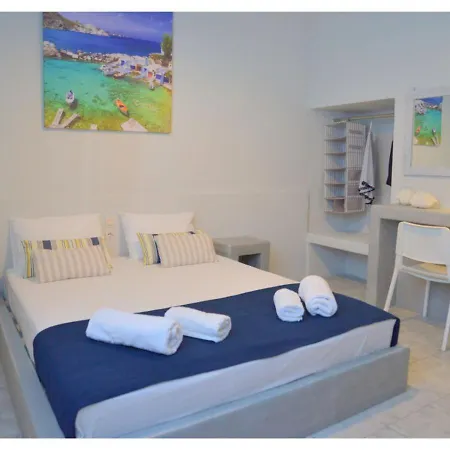 Tsakonas Plakes * Plaka (Milos)