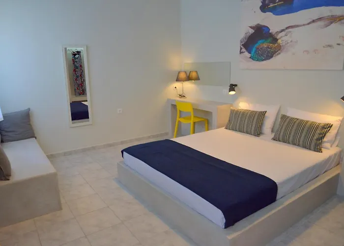 Tsakonas Plakes * Plaka (Milos)