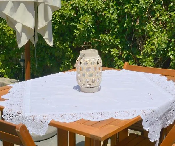 Tsakonas Plakes Plaka (Milos)