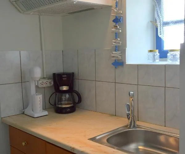 Tsakonas Plakes Plaka (Milos)