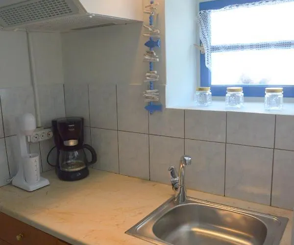 Tsakonas Plakes * Plaka (Milos)