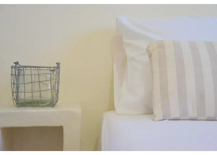 Tsakonas Plakes * Plaka (Milos)