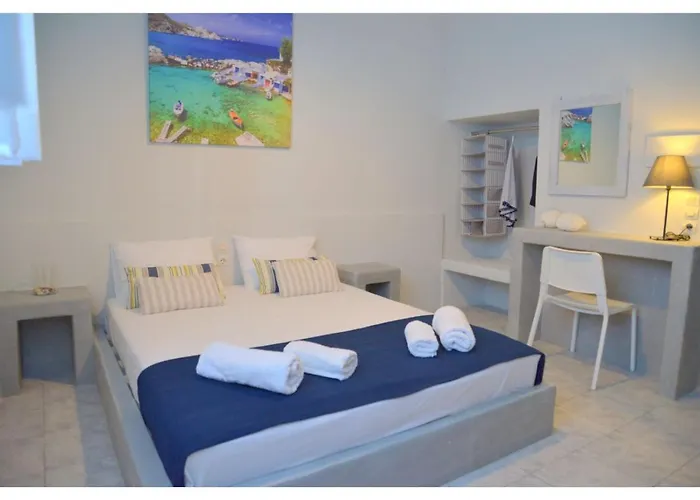 Tsakonas Plakes * Plaka (Milos)