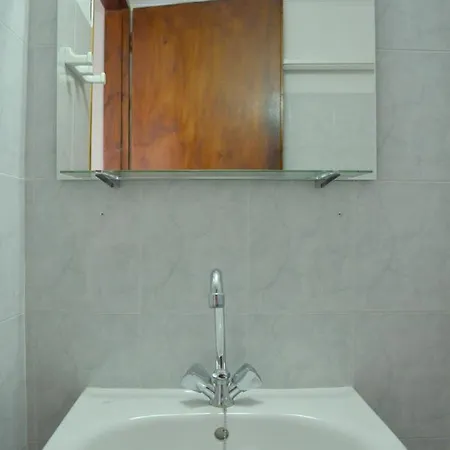 Tsakonas Plakes * Plaka (Milos)