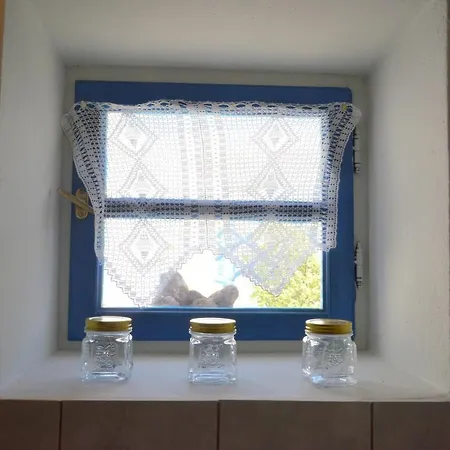 Tsakonas Plakes Plaka (Milos)