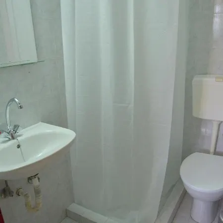 Tsakonas Plakes Plaka (Milos)