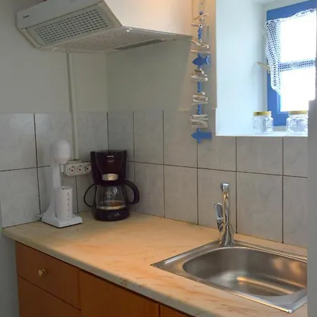 Tsakonas Plakes Plaka (Milos)