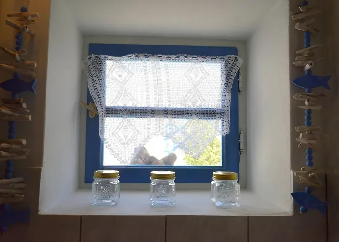 Tsakonas Plakes Plaka (Milos)