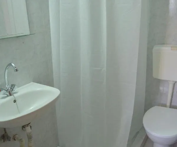 Tsakonas Plakes Plaka (Milos)